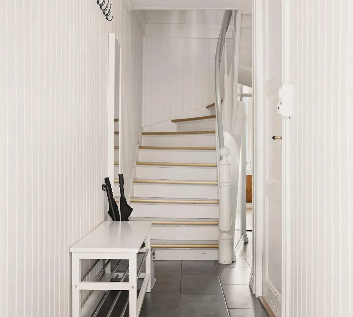 Dinbnb Homes I Idyllically Located 4-Bedroom Home Bergen